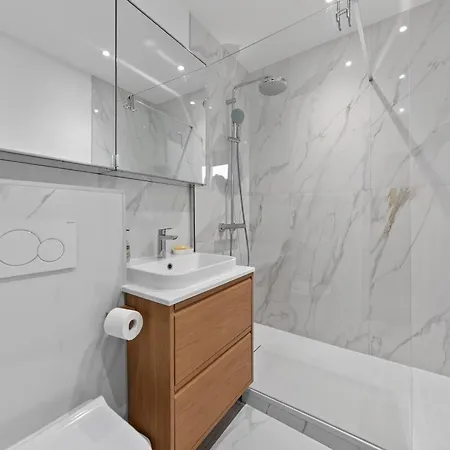 High-end One-bedroom With Rooftop Views 13 * Paris